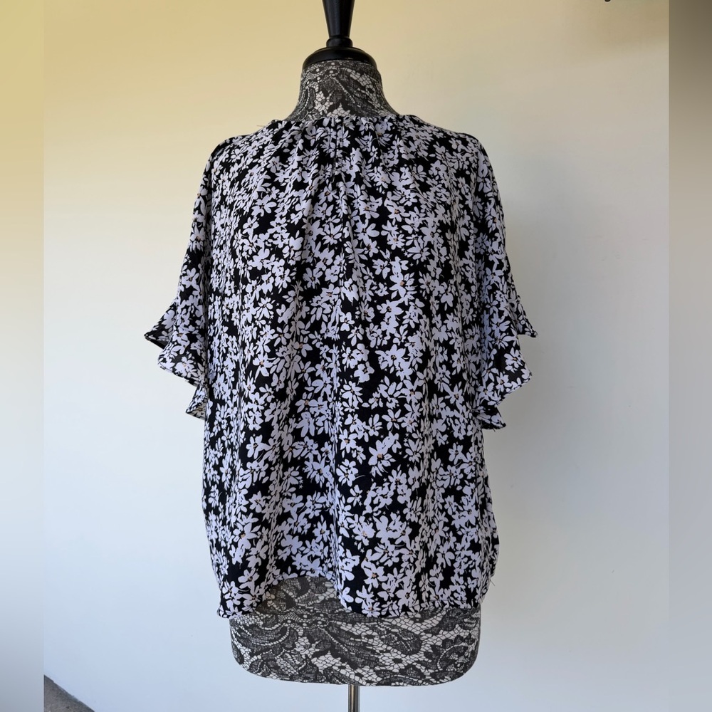 Women's Black & White Floral Ruffle Sleeve Top by CeCe size XL